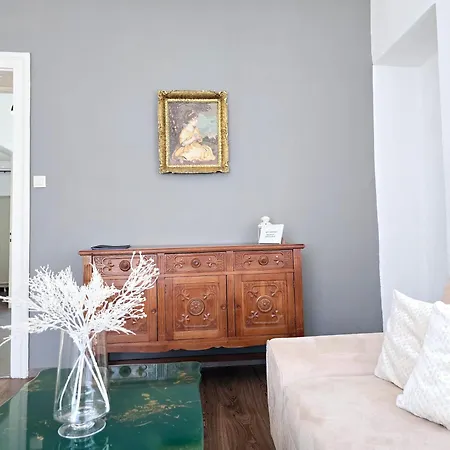 Zoey Apartment *