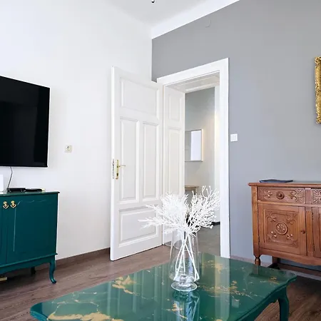 Zoey Apartment *